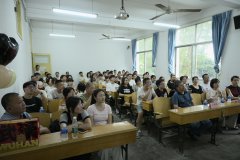 bv伟德国际1946召开新生家长见面会